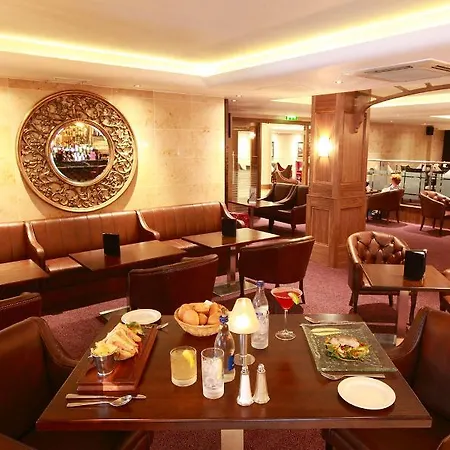 Academy Plaza Hotel 3*