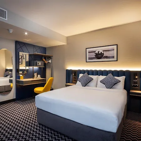 Academy Plaza Hotel 3*