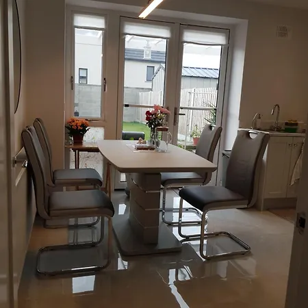 Barnoaks House - Private Ensuite Bathroom Homestay Dublin