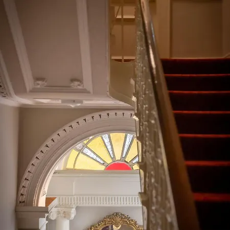 Albany House Hotel 3*