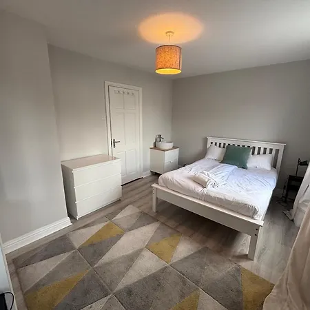 Central, Comfortable And Spacious 4 Bed Duplex *