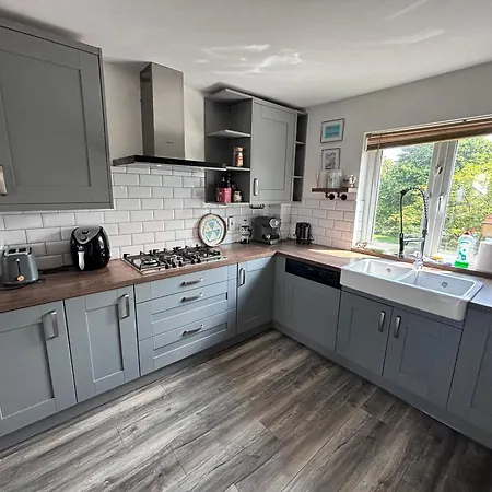 Central, Comfortable And Spacious 4 Bed Duplex Appartement