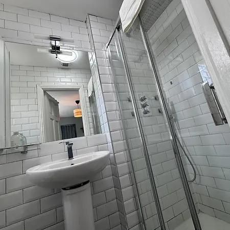 Central, Comfortable And Spacious 4 Bed Duplex Appartement *