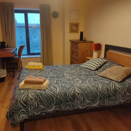 홈스테이 Swallows Nest - Spacious Bright Double Bedroom With Ensuite Bathroom *