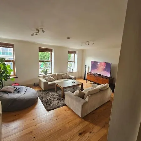 Spacious 3-bedroom In Vibrant 8 アパート ダブリン