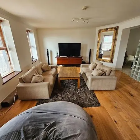 Spacious 3-bedroom In Vibrant 8 アパート