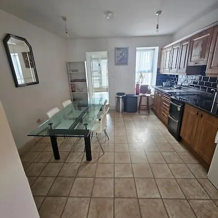 Spacious 3-bedroom In Vibrant 8 * ダブリン