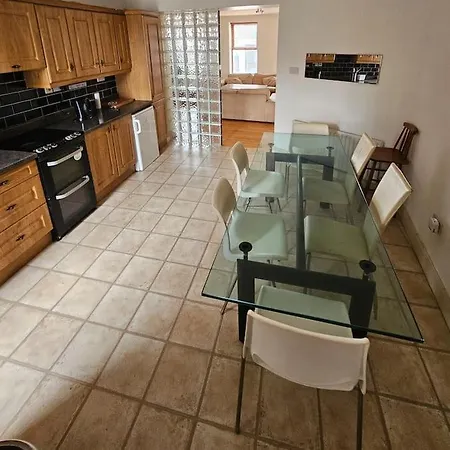 Spacious 3-bedroom In Vibrant 8 * ダブリン