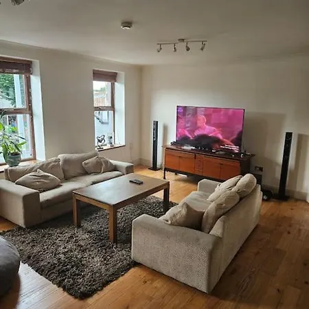 Spacious 3-bedroom In Vibrant 8 アパート