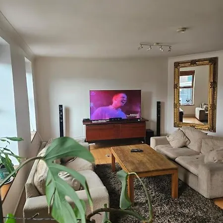Spacious 3-bedroom In Vibrant 8 アパート *