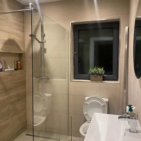 Modern Space 20 Minutes From Airport Appartement *