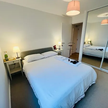 Luxurious Entire With Grand Living Space And Panoramic Balcony Views Privat bolig *