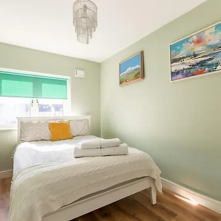 別荘 4-bed House Close To Airport, & Beaches ダブリン