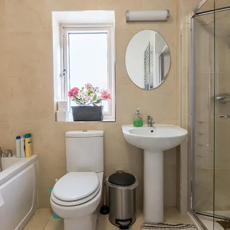 4-bed House Close To Airport, & Beaches