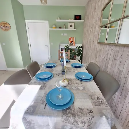 4-bed House Close To Airport, & Beaches 別荘