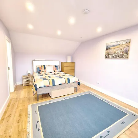 別荘 4-bed House Close To Airport, & Beaches