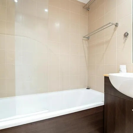 2br Balcony, Plants & Electric Piano Appartement *