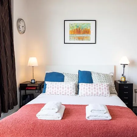 Appartement 2br Balcony, Plants & Electric Piano Dublin