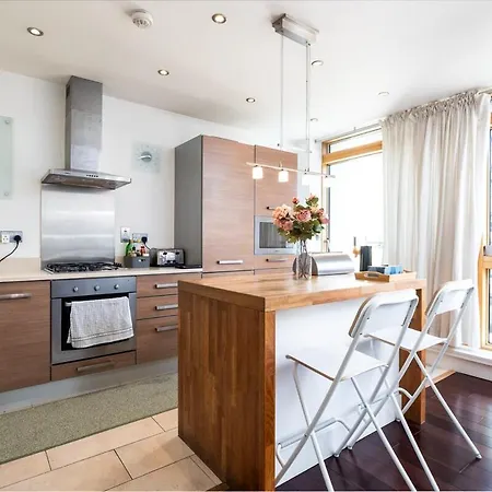 2br Balcony, Plants & Electric Piano Appartement
