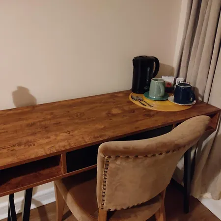 홈스테이 Swallows Nest - Spacious Bright Double Bedroom With Ensuite Bathroom *