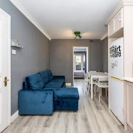 Cosy 2-bedroom Near Airport 都柏林