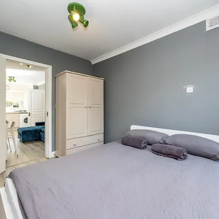 Cosy 2-bedroom Near Airport 公寓
