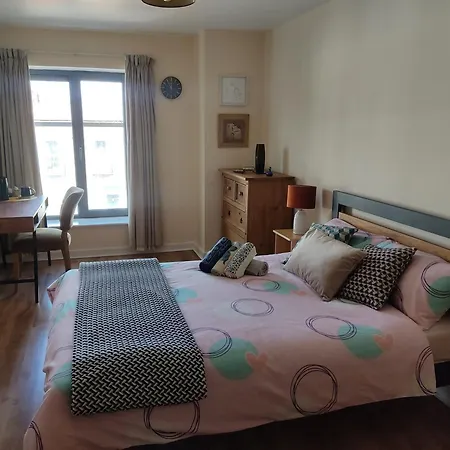 홈스테이 Swallows Nest - Spacious Bright Double Bedroom With Ensuite Bathroom *