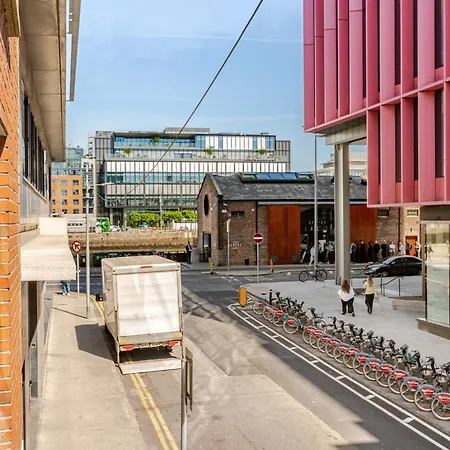 Modern Stylish With Free Parking Dublino