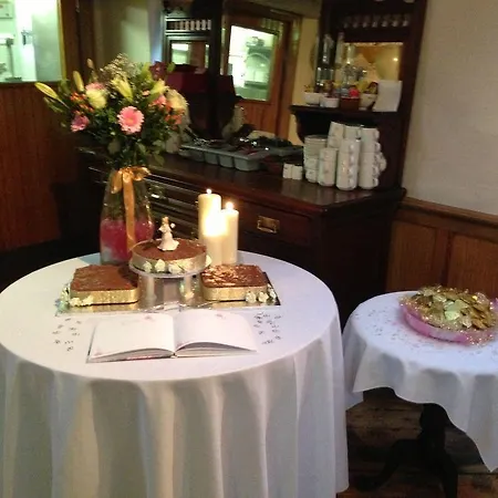 Uppercross House 3*