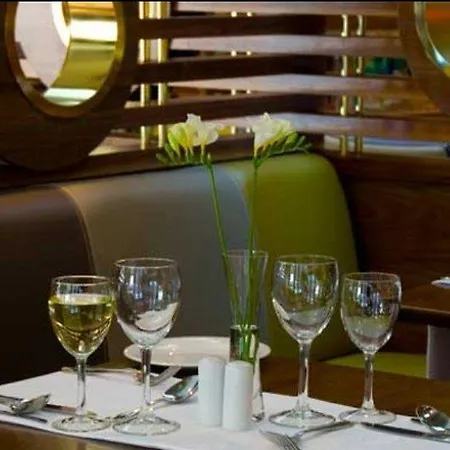 מלון Camden Court 4*