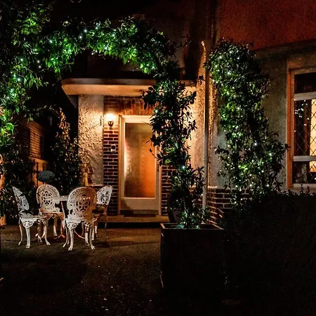 Bed & Breakfast Aaron Court 3*