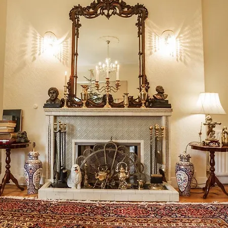 Bed & Breakfast Aaron Court 3*