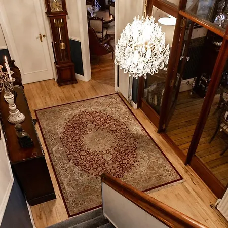 Bed & Breakfast Aaron Court 3*