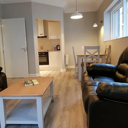Bright 2 Bedrooms Near The 3 Arena Lägenhet