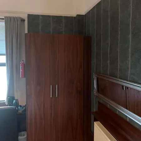 Apartment Upstairs - Private Kitchenette And Small En-suite