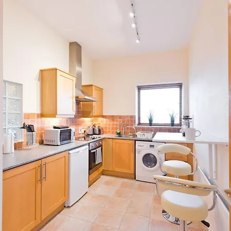 Stunning 3-bed In 1 Lejlighed *
