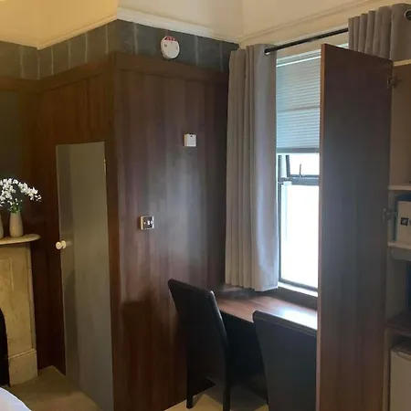 Apartment Upstairs - Private Kitchenette And Small En-suite
