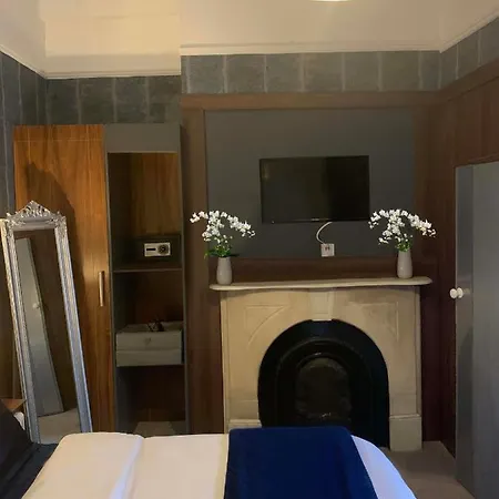 Upstairs - Private Kitchenette And Small En-suite Apartment