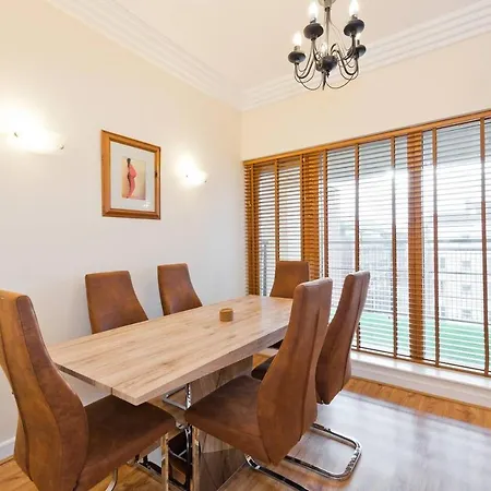 Stunning 3-bed In 1 *