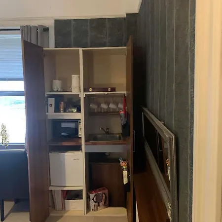 Upstairs - Private Kitchenette And Small En-suite Apartment