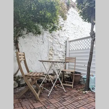 Entire House, Sleeps 2-6, Sunroom, Outside Yard *