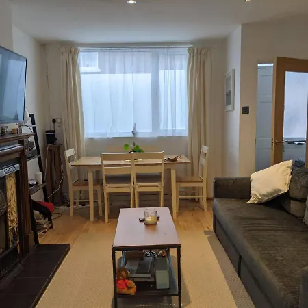 Entire House, Sleeps 2-6, Sunroom, Outside Yard * Dublín