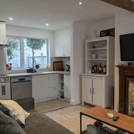 Entire House, Sleeps 2-6, Sunroom, Outside Yard * Dublín