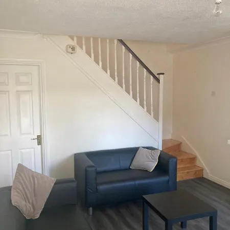Villa Entire Terraced Two Story Redbrick House With Parking In Secluded Cul De Sac