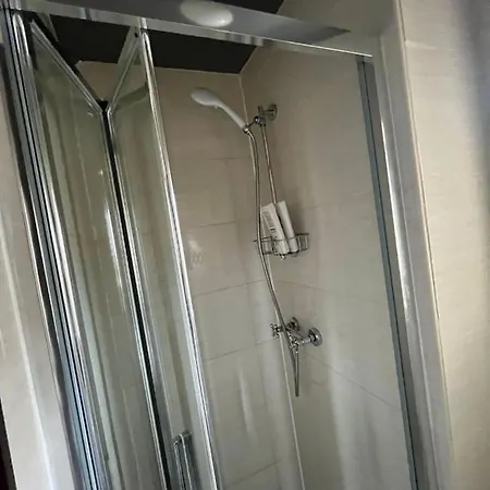Upstairs - Private Kitchenette And Small En-suite Apartment Dublin