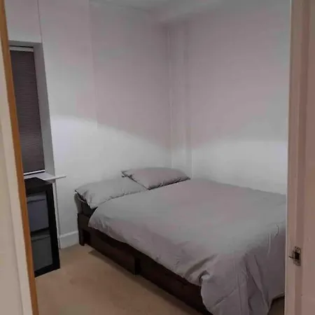 Beautiful 2 Bed Apt In Grand Canal Apartment *