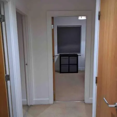 Beautiful 2 Bed Apt In Grand Canal Apartment *