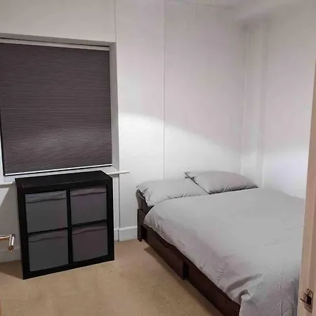 Beautiful 2 Bed Apt In Grand Canal Apartment