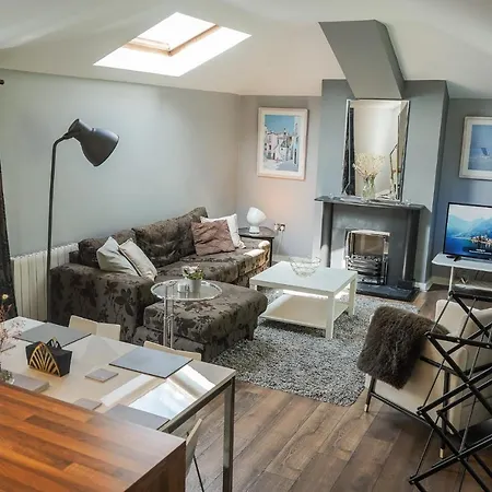 Stunning Duplex With Private Parking In 4