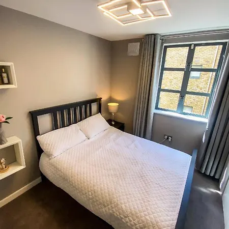 Stunning Duplex With Private Parking In 4